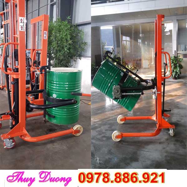 Xe nâng quay đổ phuy tại Hà Nội